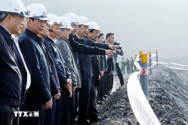 Tổng Bí thư Tô Lâm, Thủ tướng Phạm Minh Chính thăm khu vực sản xuất thuộc Công ty Cổ phần Than Đèo Nai-Cọc Sáu, Tập đoàn Công nghiệp Than và Khoáng sản Việt Nam, tại tỉnh Quảng Ninh. (Ảnh: Thống Nhất/TTXVN) Tổng Bí thư Tô Lâm, Thủ tướng Phạm Minh Chính thăm khu vực sản xuất thuộc Công ty Cổ phần Than Đèo Nai-Cọc Sáu, Tập đoàn Công nghiệp Than và Khoáng sản Việt Nam, tại tỉnh Quảng Ninh. (Ảnh: Thống Nhất/TTXVN)