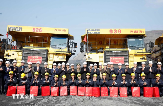 Tổng Bí thư Tô Lâm, Thủ tướng Phạm Minh Chính thăm, chúc Tết, tặng quà cán bộ, công nhân trực tiếp sản xuất tại Công ty Cổ phần Than Đèo Nai-Cọc Sáu, Tập đoàn Công nghiệp Than và Khoáng sản Việt Nam, tại tỉnh Quảng Ninh. (Ảnh: Thống Nhất/TTXVN) Tổng Bí thư Tô Lâm, Thủ tướng Phạm Minh Chính thăm, chúc Tết, tặng quà cán bộ, công nhân trực tiếp sản xuất tại Công ty Cổ phần Than Đèo Nai-Cọc Sáu, Tập đoàn Công nghiệp Than và Khoáng sản Việt Nam, tại tỉnh Quảng Ninh. (Ảnh: Thống Nhất/TTXVN)