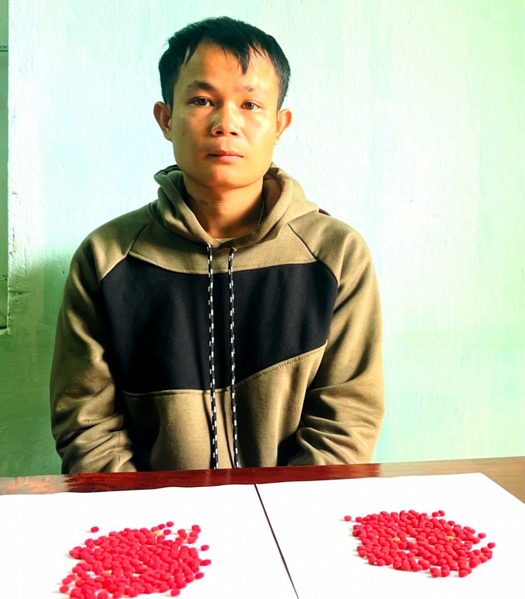 Đối tượng Lò Văn Thịnh cùng tang vật Đối tượng Lò Văn Thịnh cùng tang vật