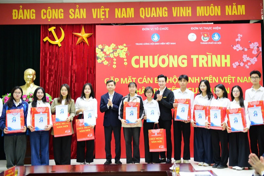Cùng sinh viên đón Tết vui tươi, ấm áp nghĩa tình Cùng sinh viên đón Tết vui tươi, ấm áp nghĩa tình