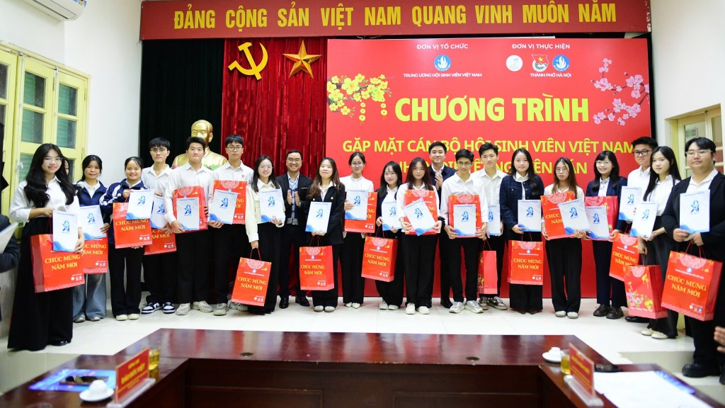 Cùng sinh viên đón Tết vui tươi, ấm áp nghĩa tình Cùng sinh viên đón Tết vui tươi, ấm áp nghĩa tình