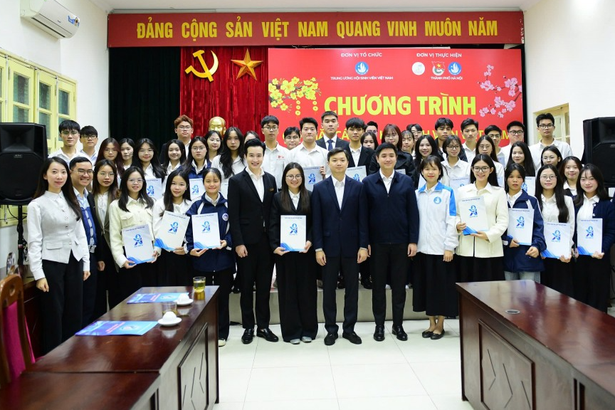 Các vị đại biểu và sinh viên chụp ảnh lưu niệm tại chương trình Các vị đại biểu và sinh viên chụp ảnh lưu niệm tại chương trình