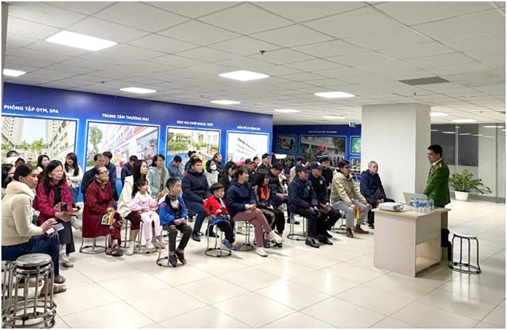 Cư dân nhà chung cư được cán bộ Cảnh sát PCCC và CNCH hướng dẫn các biện pháp PCCC Cư dân nhà chung cư được cán bộ Cảnh sát PCCC và CNCH hướng dẫn các biện pháp PCCC