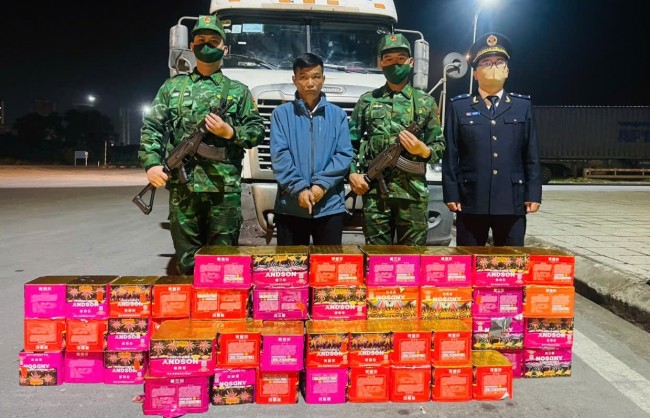 Bắt giữ lái xe container vận chuyển 165kg pháo hoa nổ qua cửa khẩu