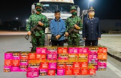 Bắt giữ lái xe container vận chuyển 165kg pháo hoa nổ qua cửa khẩu