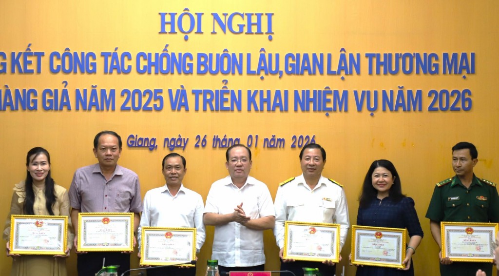 UBND tỉnh trao bằng khen cho 6 tập thể và 11 cá nhân có thành tích xuất sắc trong công tác chống buôn lậu, gian lận thương mại và hàng giả năm 2025. Ảnh: Bích Thùy