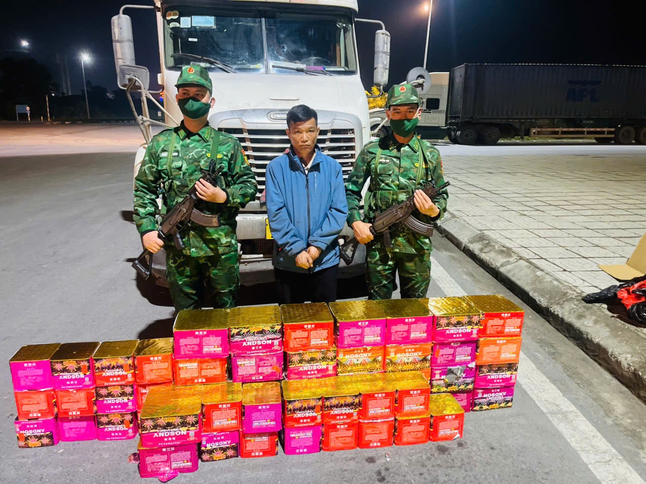 Bắt giữ lái xe container vận chuyển 165kg pháo hoa nổ qua cửa khẩu