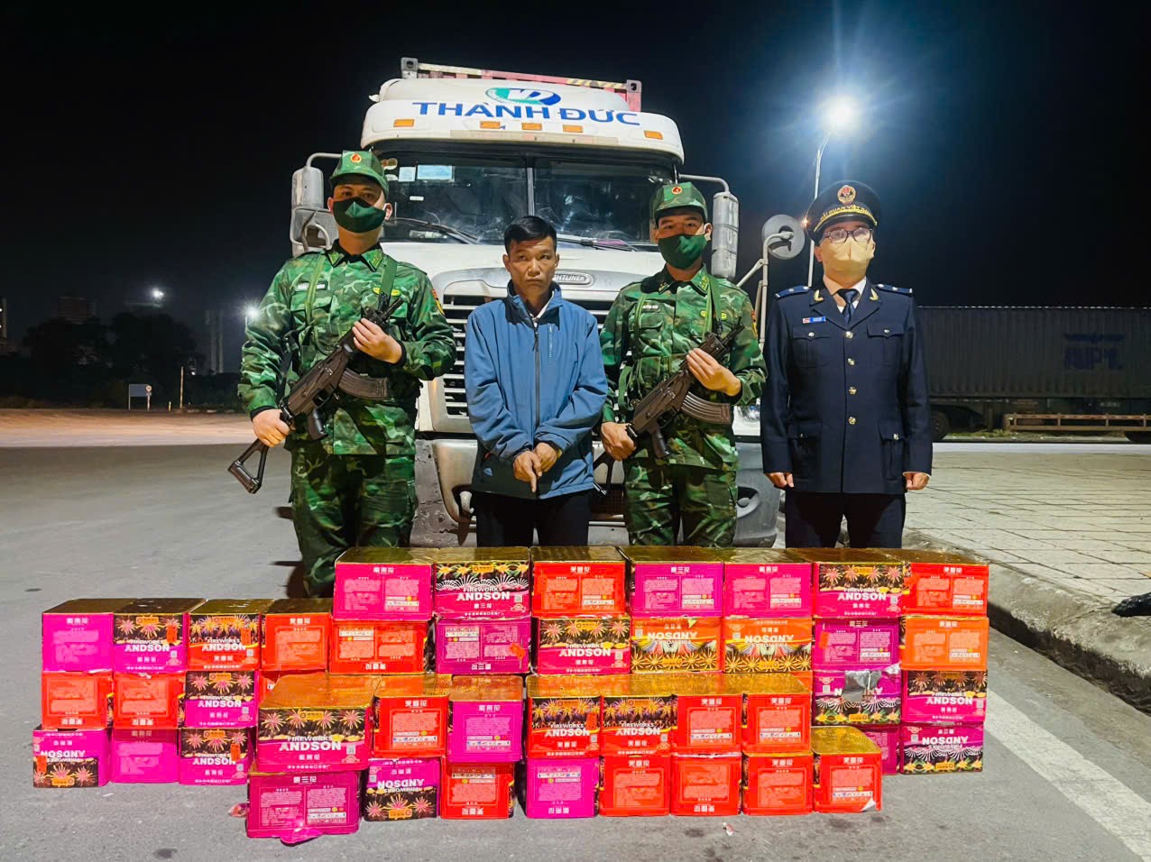 Bắt giữ lái xe container vận chuyển 165kg pháo hoa nổ qua cửa khẩu