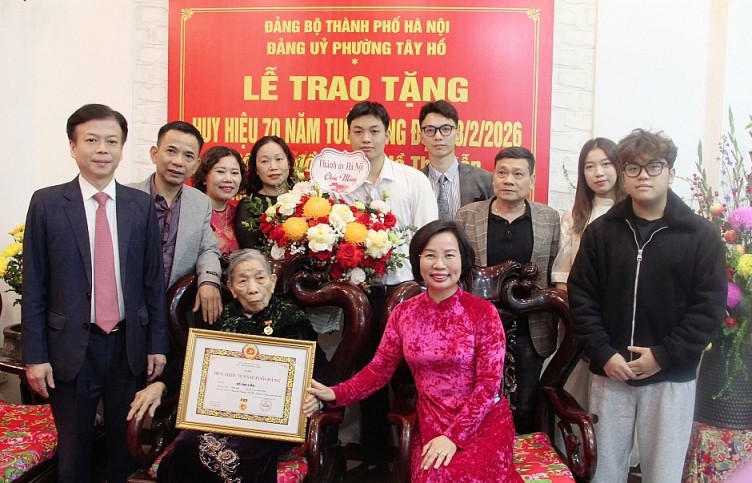 Chủ tịch Ủy ban MTTQ Việt Nam thành phố Hà Nội Bùi Huyền Mai trao tặng Huy hiệu Đảng tại phường Tây Hồ