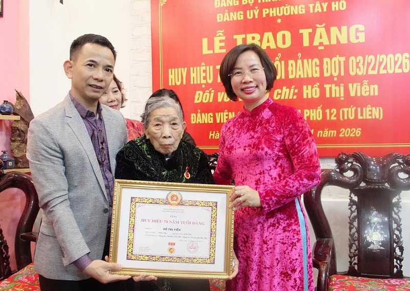 Đồng chí Bùi Huyền Mai trao tặng Huy hiệu Đảng tại Tây Hồ Đồng chí Bùi Huyền Mai trao tặng Huy hiệu Đảng tại Tây Hồ