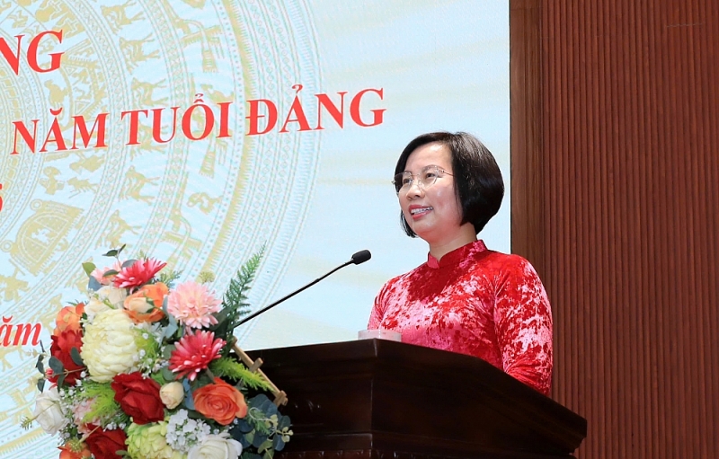 Đồng chí Bùi Huyền Mai trao tặng Huy hiệu Đảng tại Tây Hồ Đồng chí Bùi Huyền Mai trao tặng Huy hiệu Đảng tại Tây Hồ