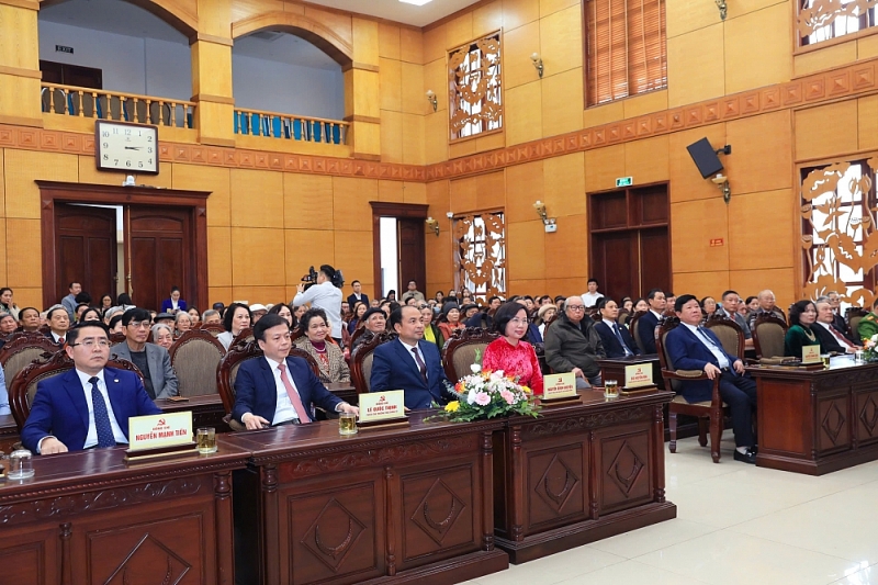 Đồng chí Bùi Huyền Mai trao tặng Huy hiệu Đảng tại Tây Hồ Đồng chí Bùi Huyền Mai trao tặng Huy hiệu Đảng tại Tây Hồ