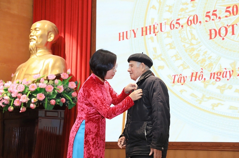 Đồng chí Bùi Huyền Mai trao tặng Huy hiệu Đảng tại Tây Hồ Đồng chí Bùi Huyền Mai trao tặng Huy hiệu Đảng tại Tây Hồ