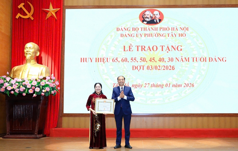 Đồng chí Bùi Huyền Mai trao tặng Huy hiệu Đảng tại Tây Hồ Đồng chí Bùi Huyền Mai trao tặng Huy hiệu Đảng tại Tây Hồ