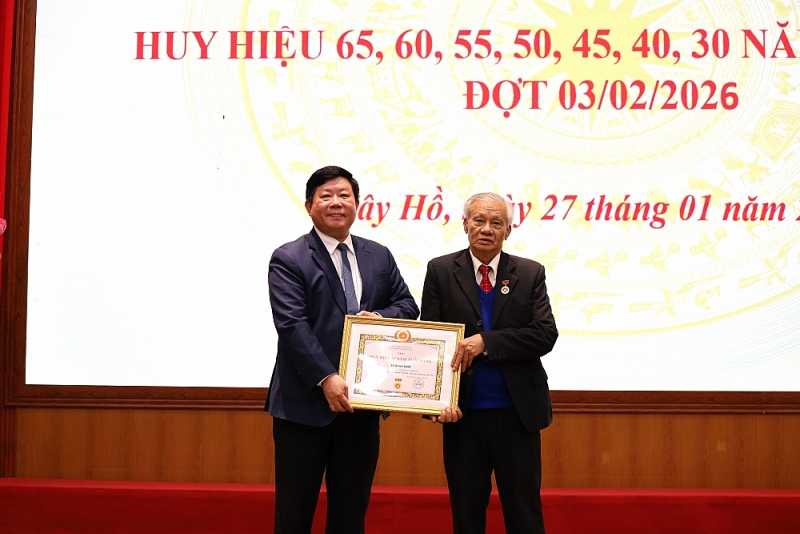 Đồng chí Bùi Huyền Mai trao tặng Huy hiệu Đảng tại Tây Hồ Đồng chí Bùi Huyền Mai trao tặng Huy hiệu Đảng tại Tây Hồ