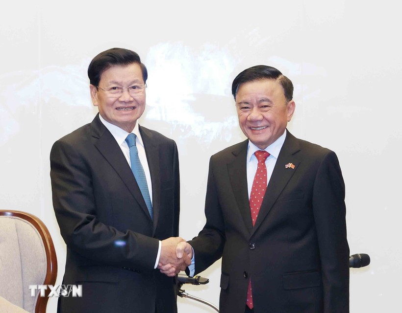 Thường trực Ban Bí thư Trần Cẩm Tú với Tổng Bí thư, Chủ tịch nước Lào Thongloun Sisoulith. (Ảnh: Phương Hoa/TTXVN) Thường trực Ban Bí thư Trần Cẩm Tú với Tổng Bí thư, Chủ tịch nước Lào Thongloun Sisoulith. (Ảnh: Phương Hoa/TTXVN)