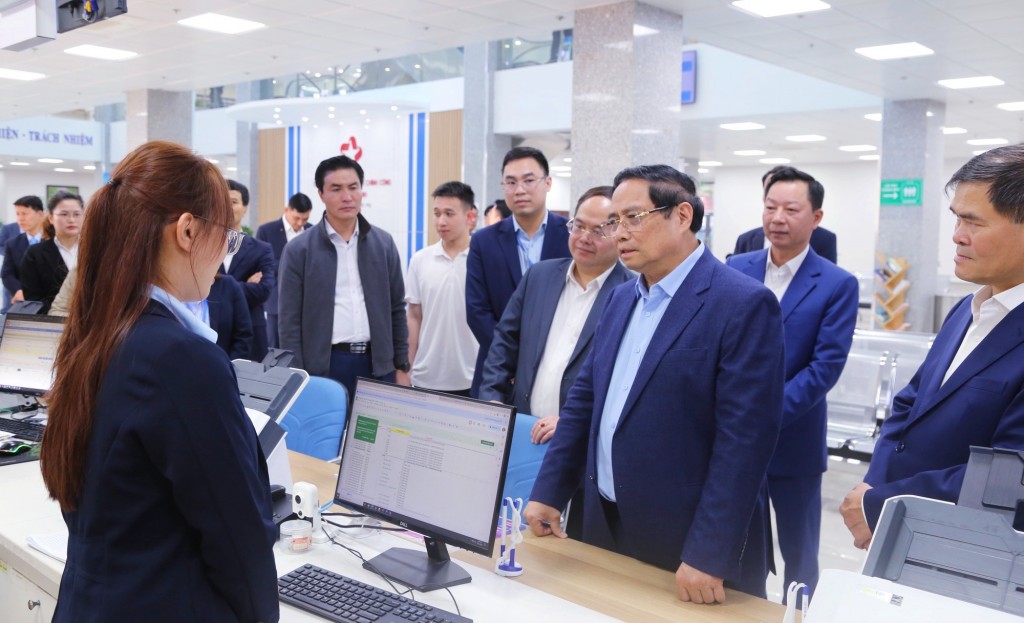 Thủ tướng Chính phủ Phạm Minh Chính thăm Trung tâm phục vụ hành chính công tỉnh Quảng Ninh - Ảnh: VGP/Nhật Bắc