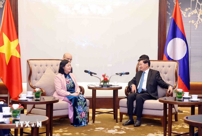 Chủ tịch Ủy ban Trung ương Mặt trận Tổ quốc Việt Nam Bùi Thị Minh Hoài đến chào Tổng Bí thư, Chủ tịch nước Lào Thongloun Sisoulith. (Ảnh: Phạm Kiên/TTXVN) Chủ tịch Ủy ban Trung ương Mặt trận Tổ quốc Việt Nam Bùi Thị Minh Hoài đến chào Tổng Bí thư, Chủ tịch nước Lào Thongloun Sisoulith. (Ảnh: Phạm Kiên/TTXVN)