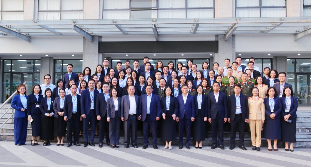 Thủ tướng Chính phủ và các đại biểu chụp ảnh lưu niệm tại Trung tâm phục vụ hành chính công tỉnh Quảng Ninh - Ảnh: VGP/Nhật Bắc