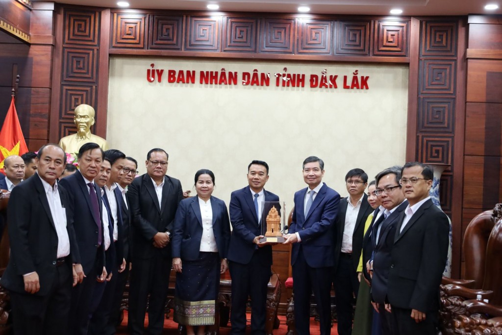 Chủ tịch UBND tỉnh Tạ Anh Tuấn tiếp đón và tặng quà cho đoàn công tác tỉnh Champasak 