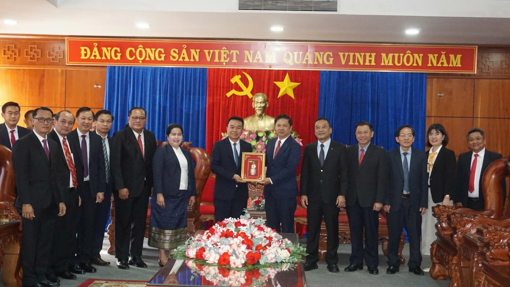 Đồng chí Souksavanh Vilayvong, Phó Bí thư Tỉnh ủy, Chủ tịch Ủy ban Hành chính tỉnh Champasak tặng quà cho tỉnh Đắk Lắk