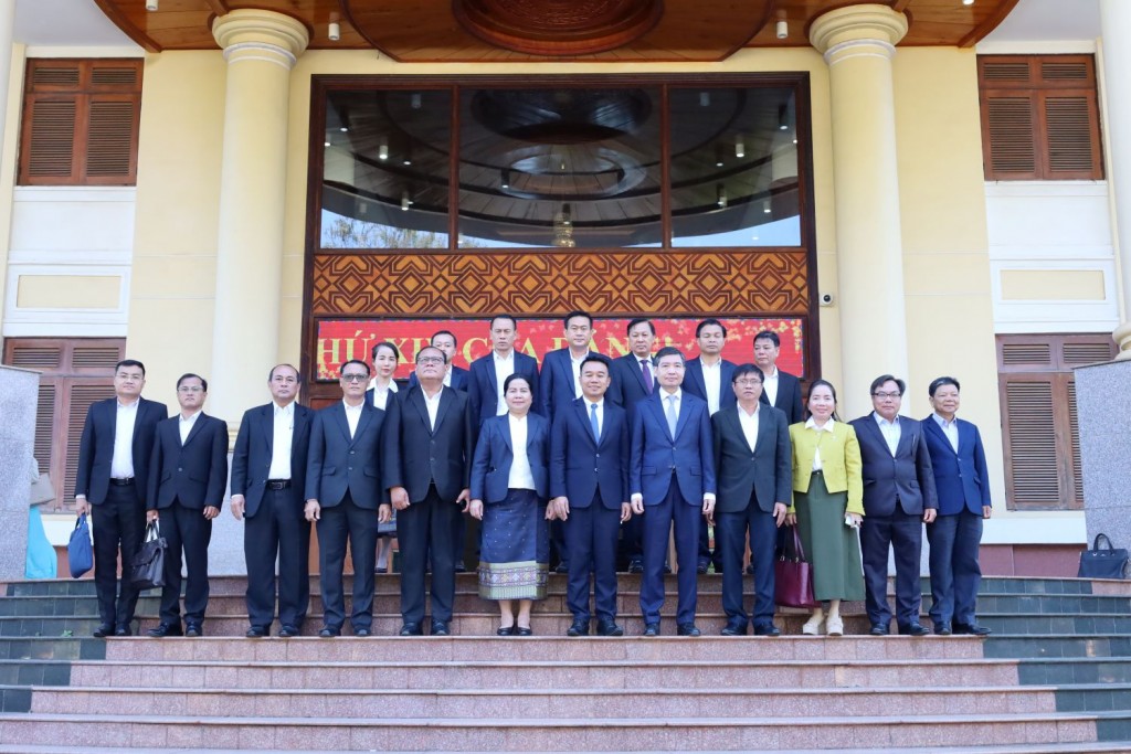 Đoàn công tác của tỉnh Champasak (Cộng hòa Dân chủ Nhân dân Lào) do đồng chí Souksavanh Vilayvong, Phó Bí thư Tỉnh ủy, Chủ tịch Ủy ban Hành chính tỉnh làm trưởng đoàn đến thăm, chúc Tết tại UBND tỉnh Đắk Lắk nhân dịp Tết cổ truyền Việt Nam.