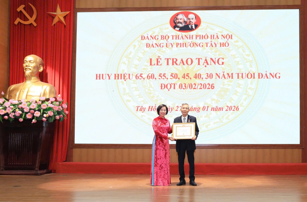 Đảng ủy xã Thanh Trì trao Huy hiệu Đảng tặng đảng viên lão thành
