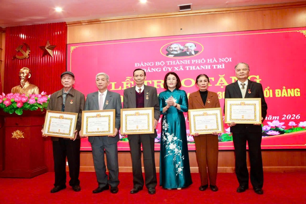 Đảng ủy xã Thanh Trì trao Huy hiệu Đảng tặng đảng viên lão thành