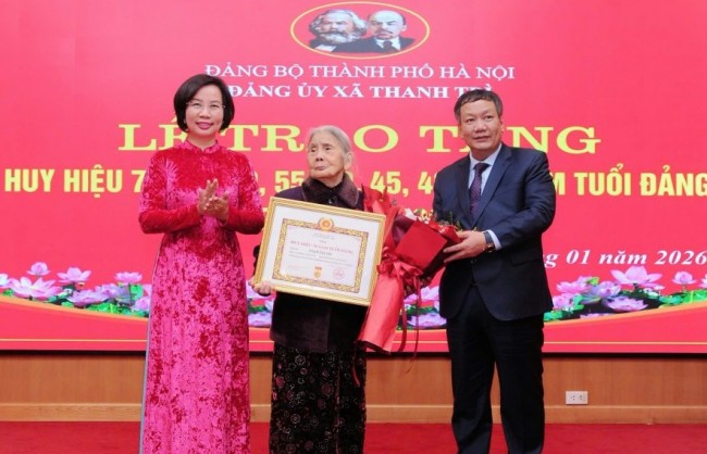 Đảng ủy xã Thanh Trì trao Huy hiệu Đảng tặng đảng viên lão thành