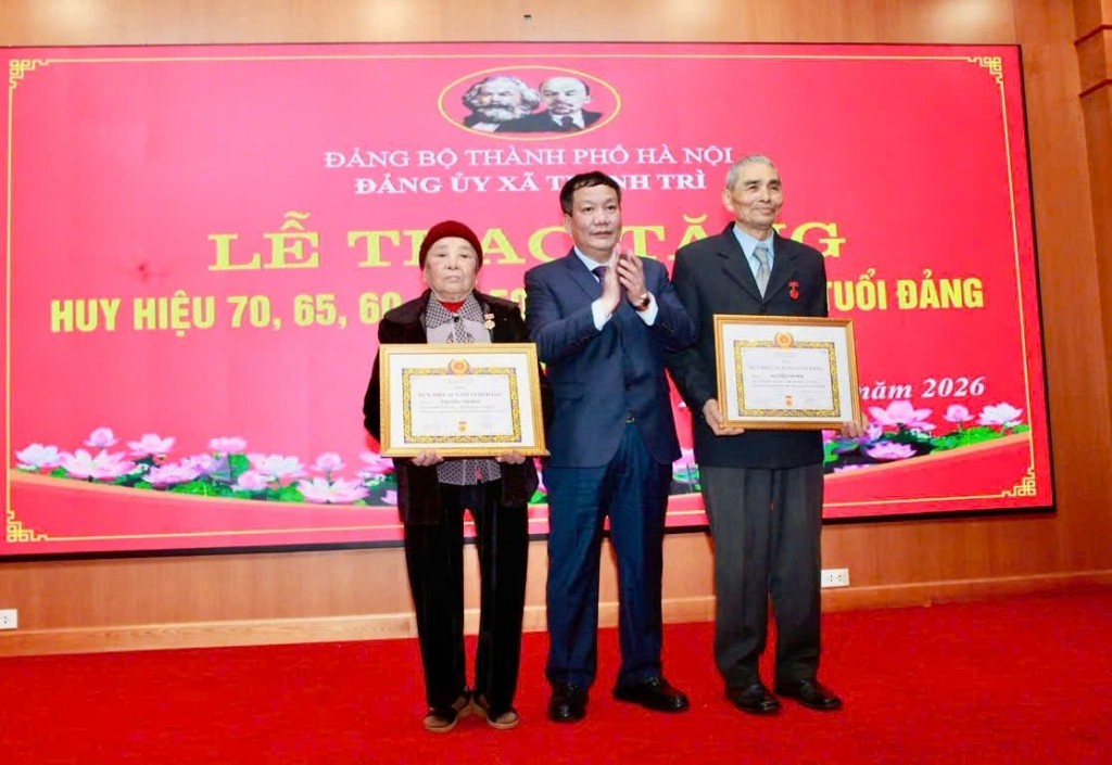 Lãnh đạo xã Thanh Trì trao Huy hiệu Đảng tặng các đảng viên