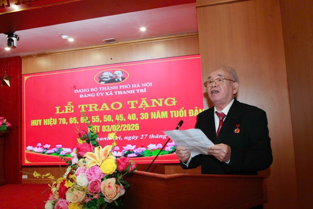 Đồng chí Nguyễn Tùng Mậu, đảng viên Chi bộ thôn Trung đoàn 17 phát biểu tại buổi lễ