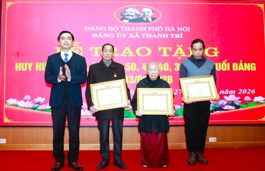 Đảng ủy xã Thanh Trì trao Huy hiệu Đảng tặng đảng viên lão thành