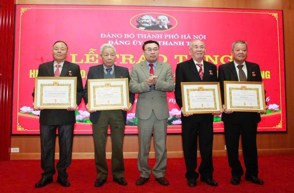 Bí thư Đảng ủy, Chủ tịch HĐND xã Thanh Trì Nguyễn Tiến Cường phát biểu tại buổi lễ