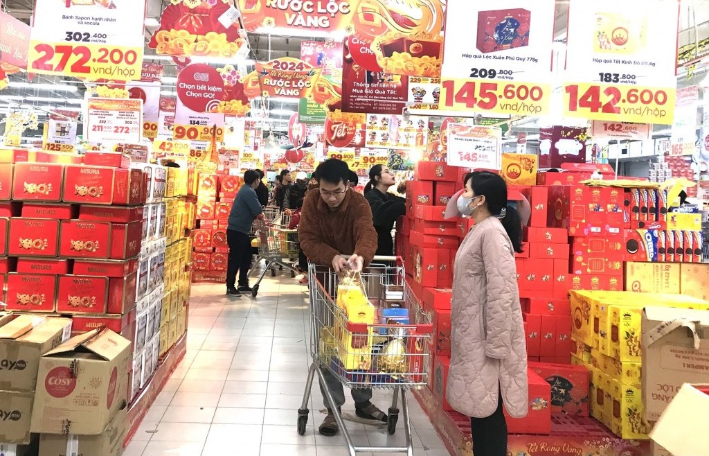 Siêu thị tung khuyến mại, giảm giá sâu kích cầu mua sắm dịp Tết