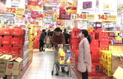 Siêu thị tung khuyến mại, giảm giá sâu kích cầu mua sắm dịp Tết