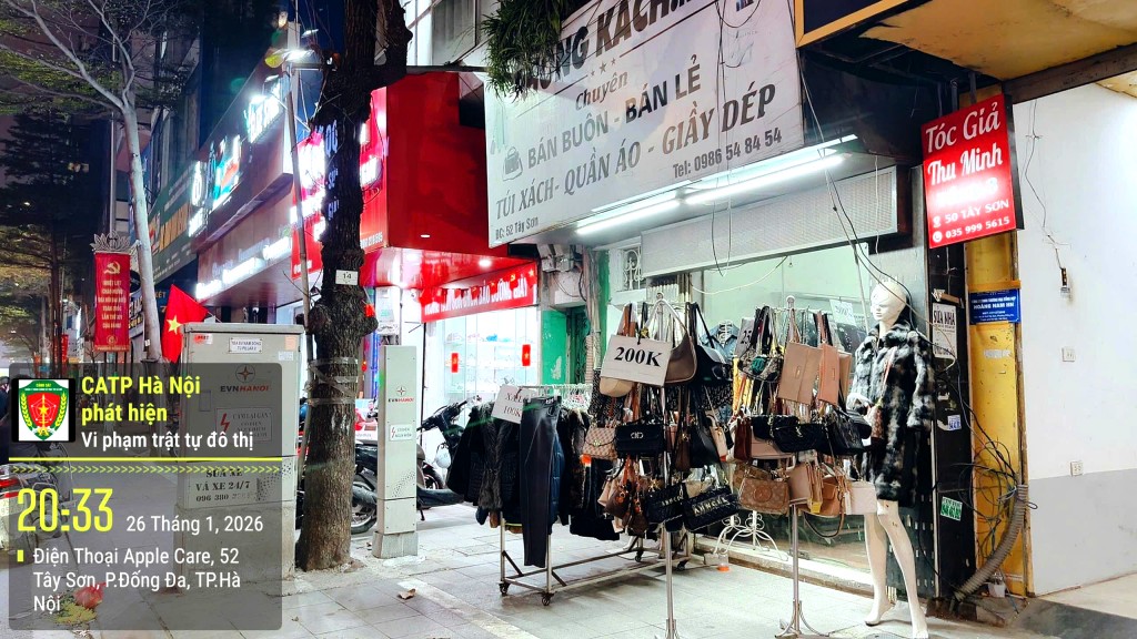 Vi phạm sử dụng trái phép vỉa hè để bày, bán hàng hóa tại khu vực trước số 52 Tây Sơn, phường Đống Đa Vi phạm sử dụng trái phép vỉa hè để bày, bán hàng hóa tại khu vực trước số 52 Tây Sơn, phường Đống Đa
