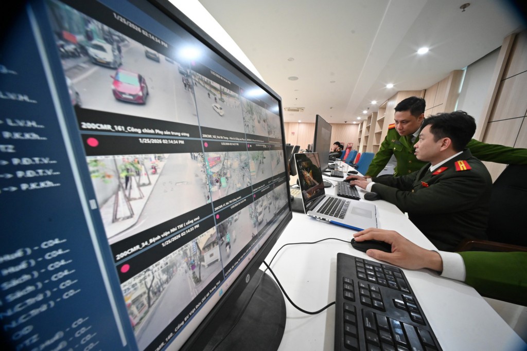Hệ thống Camera AI kết nối với màn hình giám sát tại Trung tâm Thông tin chỉ huy bao quát tình hình an ninh trật tự trên toàn thành phố Hệ thống Camera AI kết nối với màn hình giám sát tại Trung tâm Thông tin chỉ huy bao quát tình hình an ninh trật tự trên toàn thành phố