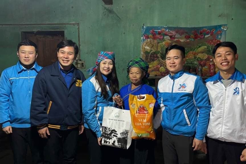 Tuổi trẻ Đại học Quốc gia Hà Nội trao tặng quà đến người dân tỉnh Tuyên Quang