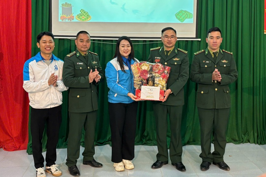 Tuổi trẻ Đại học Quốc gia Hà Nội trao tặng quà đ