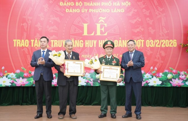 Phường Láng trang trọng tổ chức trao Huy hiệu Đảng dịp 3/2