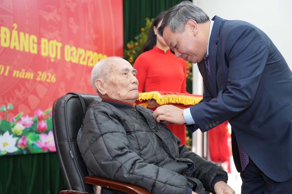 Phường Láng trang trọng tổ chức trao Huy hiệu Đảng dịp 3/2 Phường Láng trang trọng tổ chức trao Huy hiệu Đảng dịp 3/2