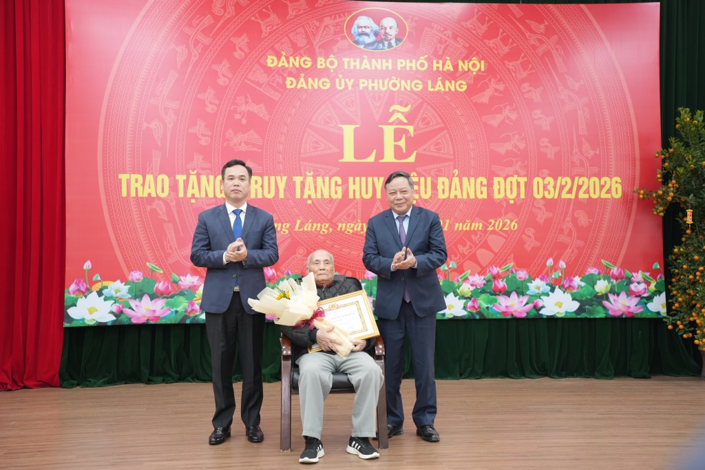 Đồng chí Nguyễn Văn Phong - Phó Bí thư Thường trực Thành ủy Hà Nội và đồng chí Nguyễn Hồng Dân - Bí thư Đảng ủy, Chủ tịch HĐND phường Láng trao 80 năm tuổi Đảng cho đồng chí lão thành Cách mạng Đồng chí Nguyễn Văn Phong - Phó Bí thư Thường trực Thành ủy Hà Nội và đồng chí Nguyễn Hồng Dân - Bí thư Đảng ủy, Chủ tịch HĐND phường Láng trao 80 năm tuổi Đảng cho đồng chí lão thành Cách mạng