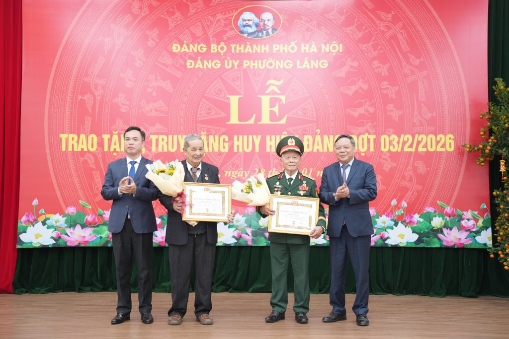 Phường Láng trao 106 Huy hiệu Đảng đợt 3/2