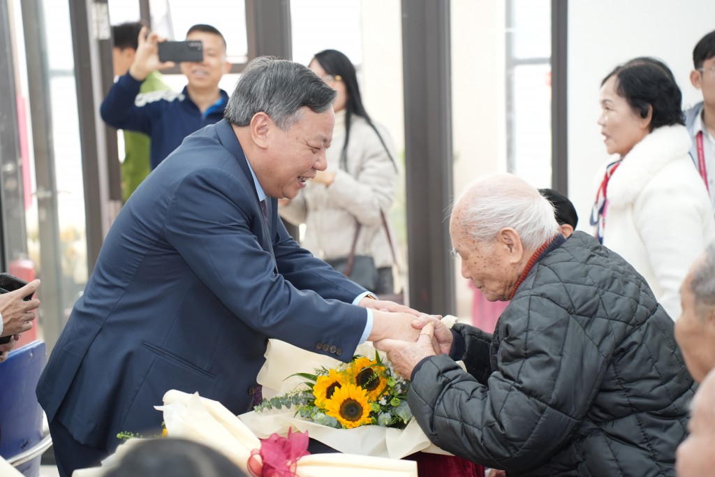 Phó Bí thư Thường trực Thành uỷ Hà Nội Nguyễn Văn Phong chúc mừng các đồng chí nhận Huy hiệu Đảng Phó Bí thư Thường trực Thành uỷ Hà Nội Nguyễn Văn Phong chúc mừng các đồng chí nhận Huy hiệu Đảng