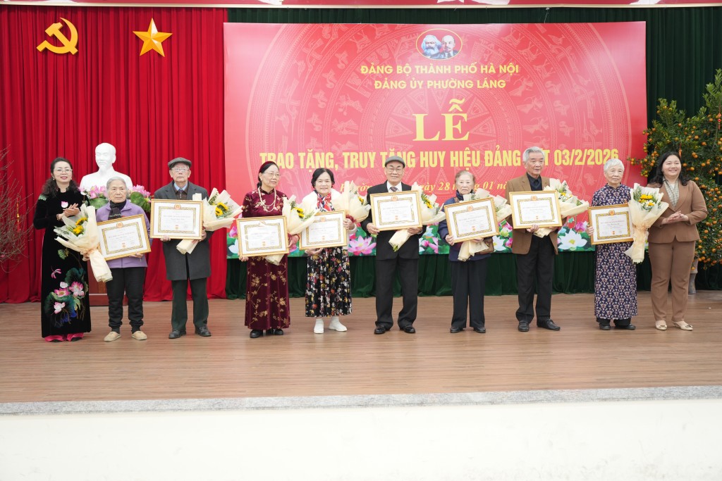 Phường Láng trang trọng tổ chức trao Huy hiệu Đảng dịp 3/2