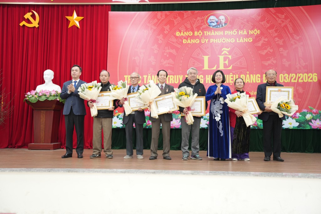 Phường Láng trang trọng tổ chức trao Huy hiệu Đảng dịp 3/2