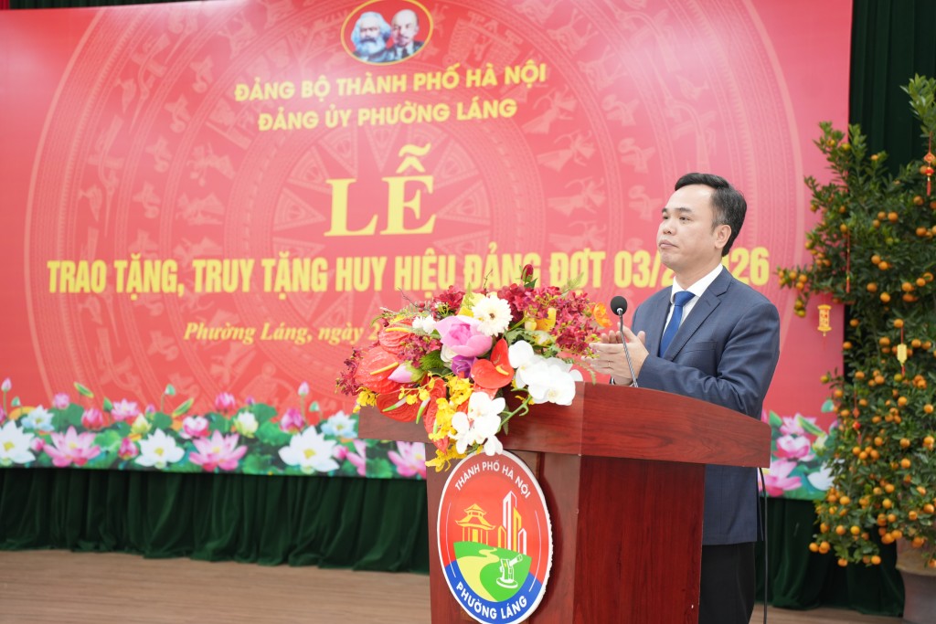 Đồng chí Nguyễn Hồng Dân - Bí thư Đảng ủy, Chủ tịch HĐND phường Láng chúc mừng các đồng chí đảng viên được trao huy hiệu và kỳ vọng các đồng chí tiếp tục là gương sáng cho những thế hệ tiếp theo Đồng chí Nguyễn Hồng Dân - Bí thư Đảng ủy, Chủ tịch HĐND phường Láng chúc mừng các đồng chí đảng viên được trao huy hiệu và kỳ vọng các đồng chí tiếp tục là gương sáng cho những thế hệ tiếp theo