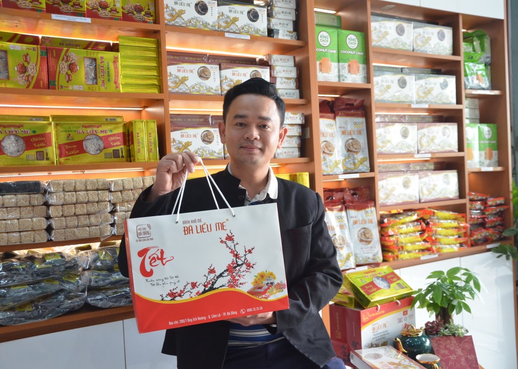 Anh Huỳnh Đức Sol, hộ kinh doanh bánh khô mè Bà Liễu Mẹ cho rằng OCOP không chỉ là sản phẩm nông nghiệp, mà còn là câu chuyện về văn hóa, con người và vùng đất (Ảnh Út Vũ)