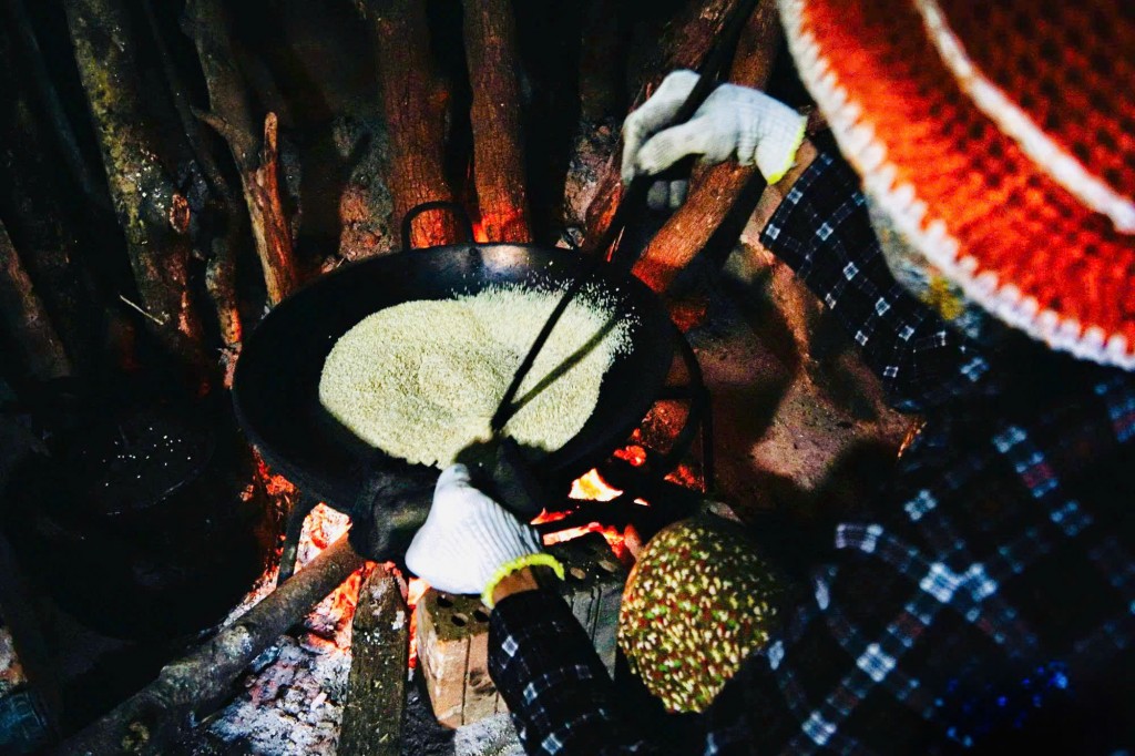 Hạt mè là nguồn nguyên liệu vốn có tại địa phương, do bà con chính tay trồng, rang mè với phương pháp thủ công (Ảnh Út Vũ)