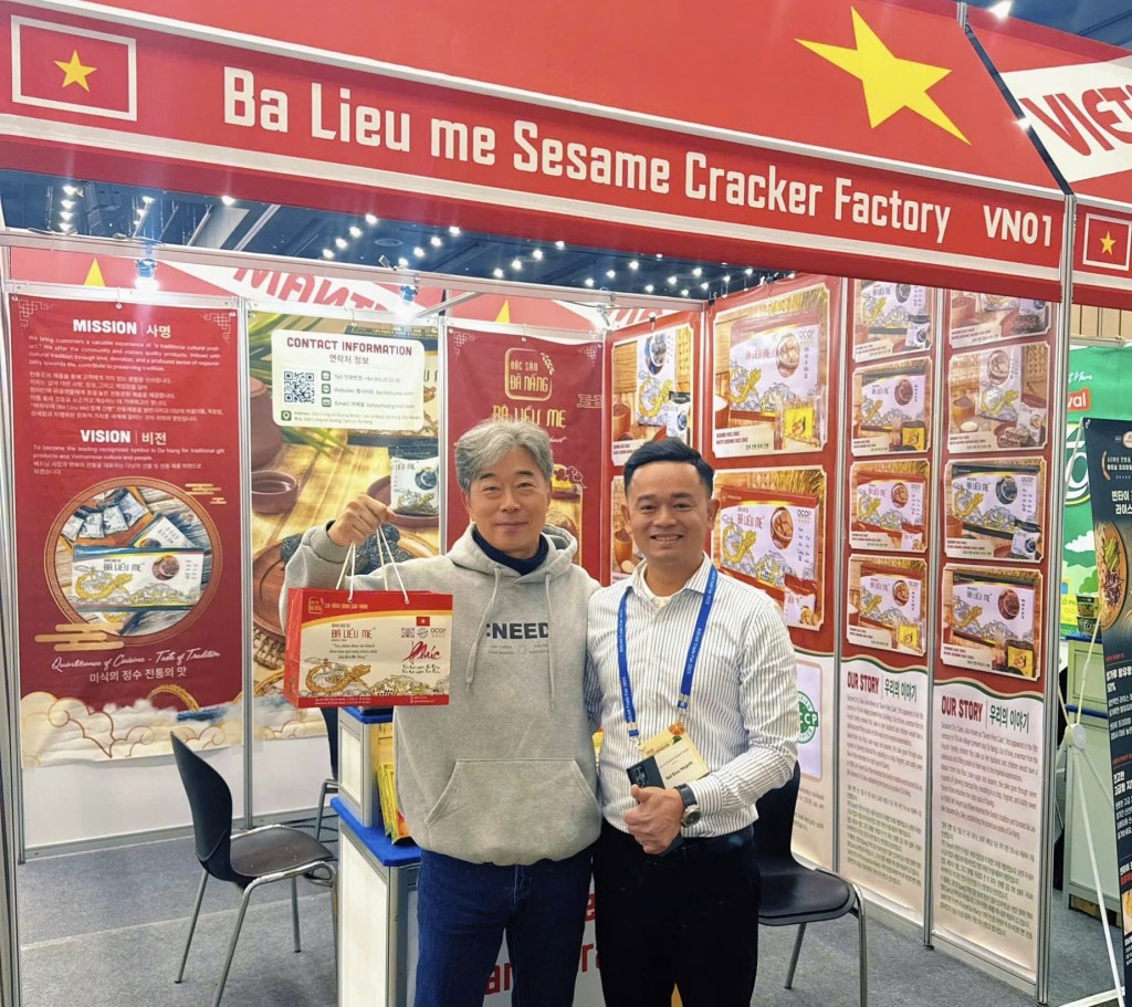 Sản phẩm bánh khố mè truyền thống được quảng bá tại Hội chợ quốc tế ở Hàn Quốc 